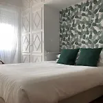 Charming Terrace Flat. & Trendy Location. *