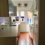 Charming Terrace Flat. & Trendy Location. Apartmán