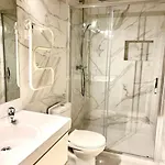 Charming Terrace Flat. & Trendy Location. 아파트 *